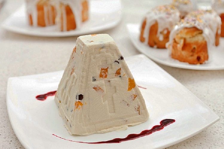 pasxa-tvorozhnaya-carskaya-s-izyumom-mindalem-i-cukatami-1