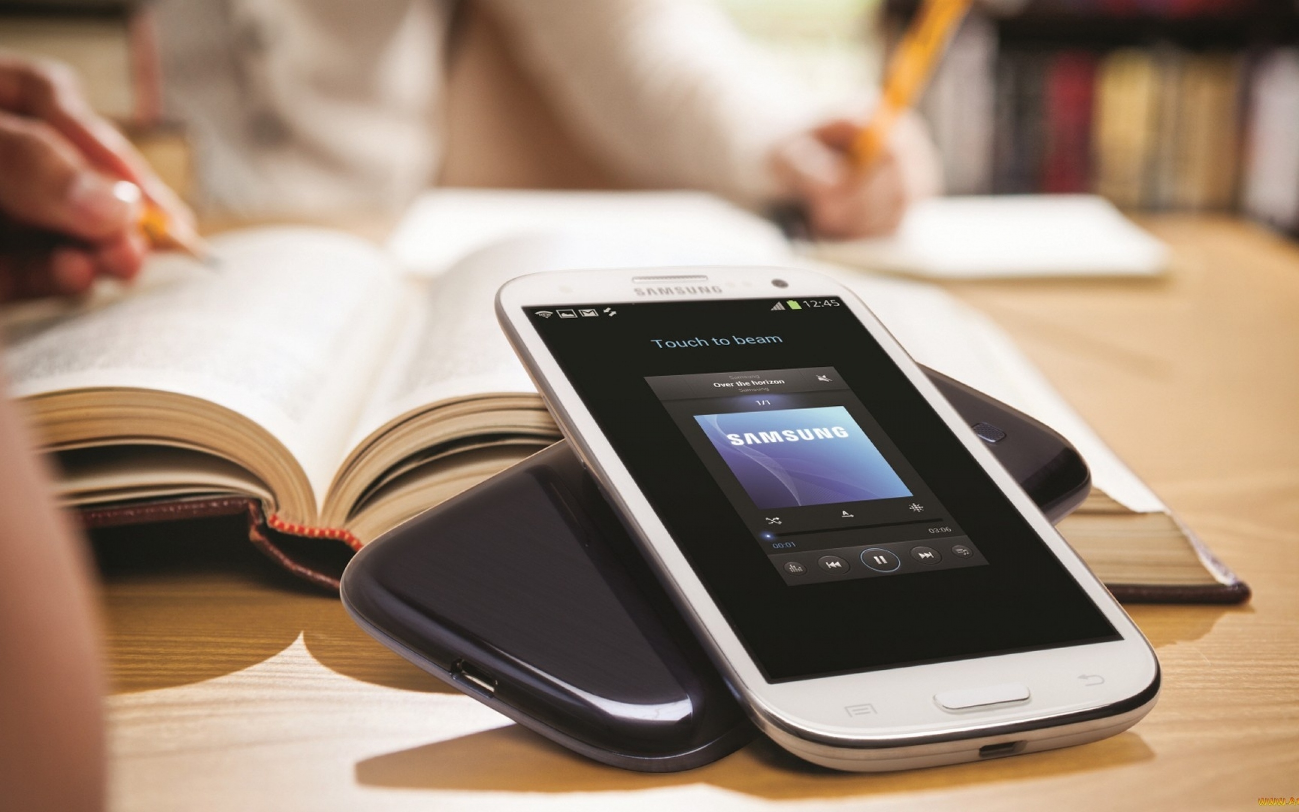 Бесплатные электронные книги на телефон. Самсунг Galaxy s3 флагман. Смартфон на столе. Мобильник на столе. Смартфон и планшет на столе.