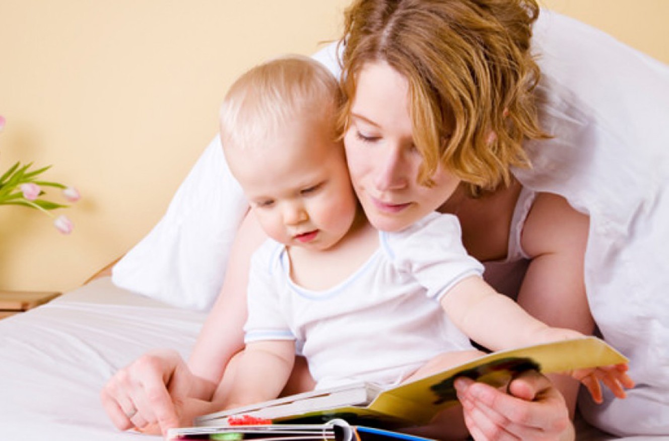 Мама учит читать. Малыш и мама. Мама учит ребенка. Разговор с ребенком. Речь ребенка.