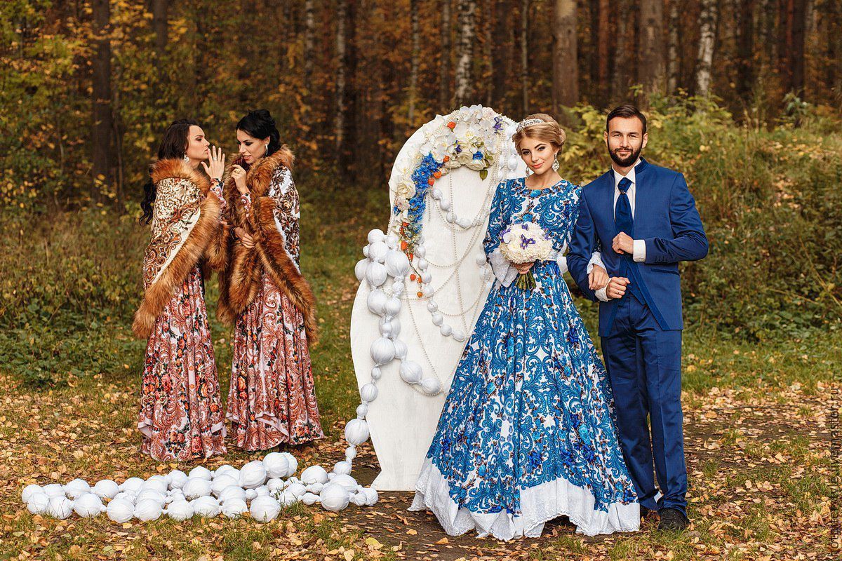 В каком платье выходить замуж. Свадебный наряд в русском стиле. Свадьба в русско народном стиле. Свадебный образ в русском стиле. Платье невесты в русском стиле.