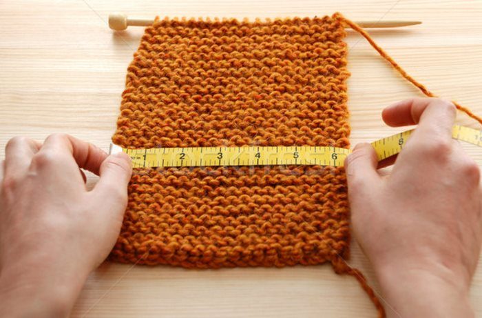 2882519_stock-photo-two-hands-measuring-knitting-in-inches