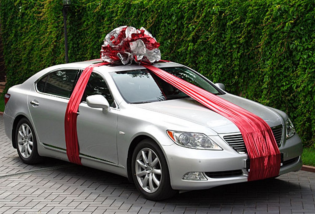 Подарить машину супруге. Машина в подарок. Автомобиль с бантиком. Машина с бантом в подарок. Бант на машину.