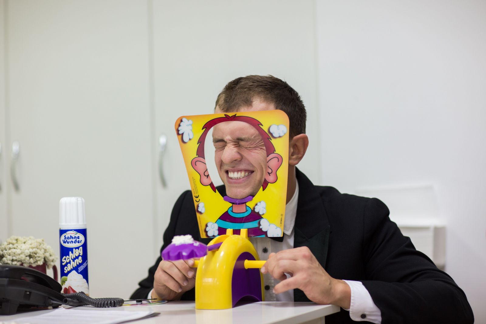 Картинки по запросу игра торт в лицо