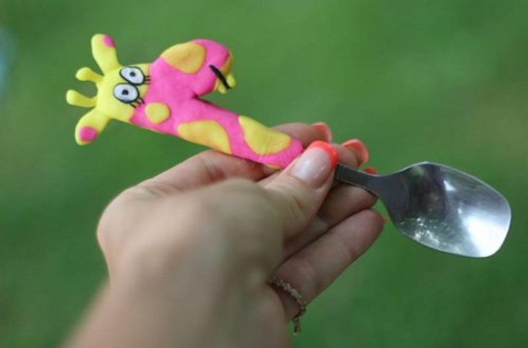 detskii-dekor-lozhki-polimernoi-glinoi-zhiraf-20-500x364