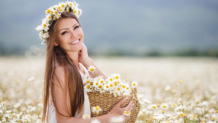 devushka-shatenka-pole-cvety-787