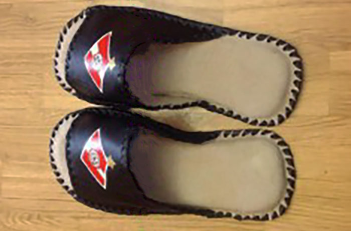 domasnay-obuv-tapochki-iz-kozhi-rackrasheni-akrilovimi-kraskami
