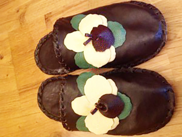 domasnay-obuv-tapochki-iz-kozhi-rackrasheni-akrilovimi-s-cvetami