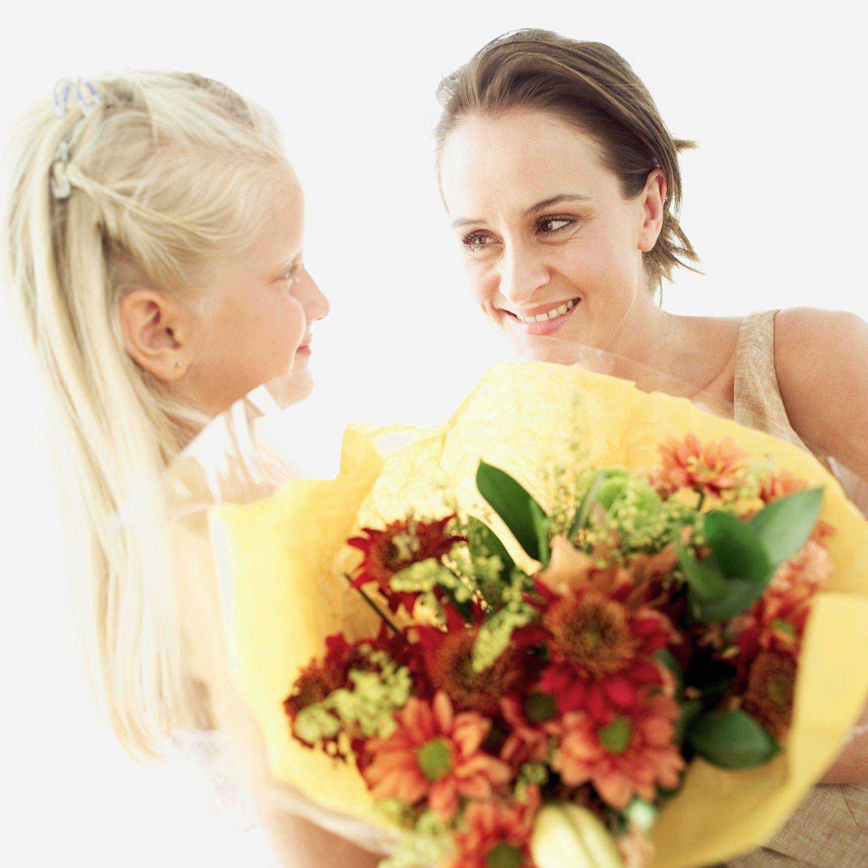 Цветы маме и дочке. Букет для мамы. Маме дарят цветы. Букет цветов для мамы. Мама с цветами.