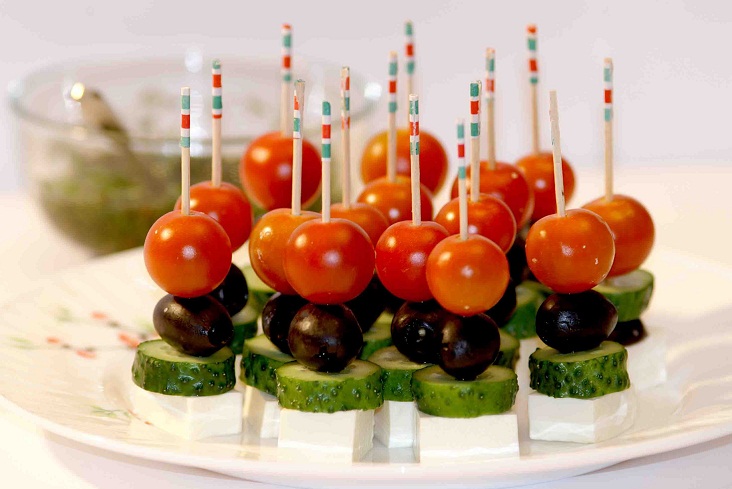 kanape-s-syrom-i-olivkami-na-shpazhkax-7