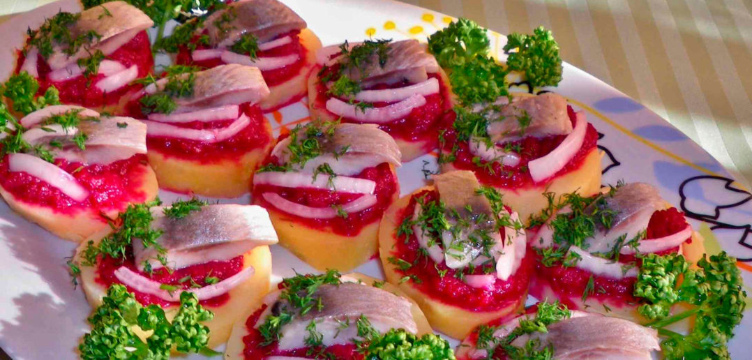 kartofelnye-kanape-s-seldyu-i-svekloj-2