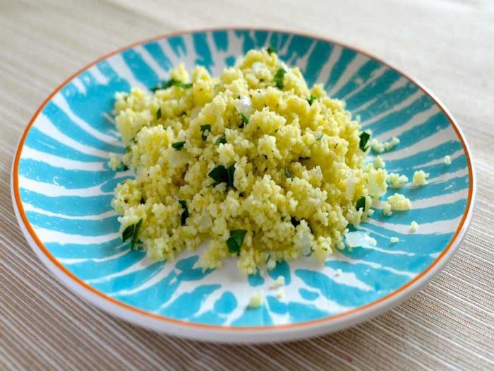 kus-kus-s-lukom-zeleniyu-i-travami