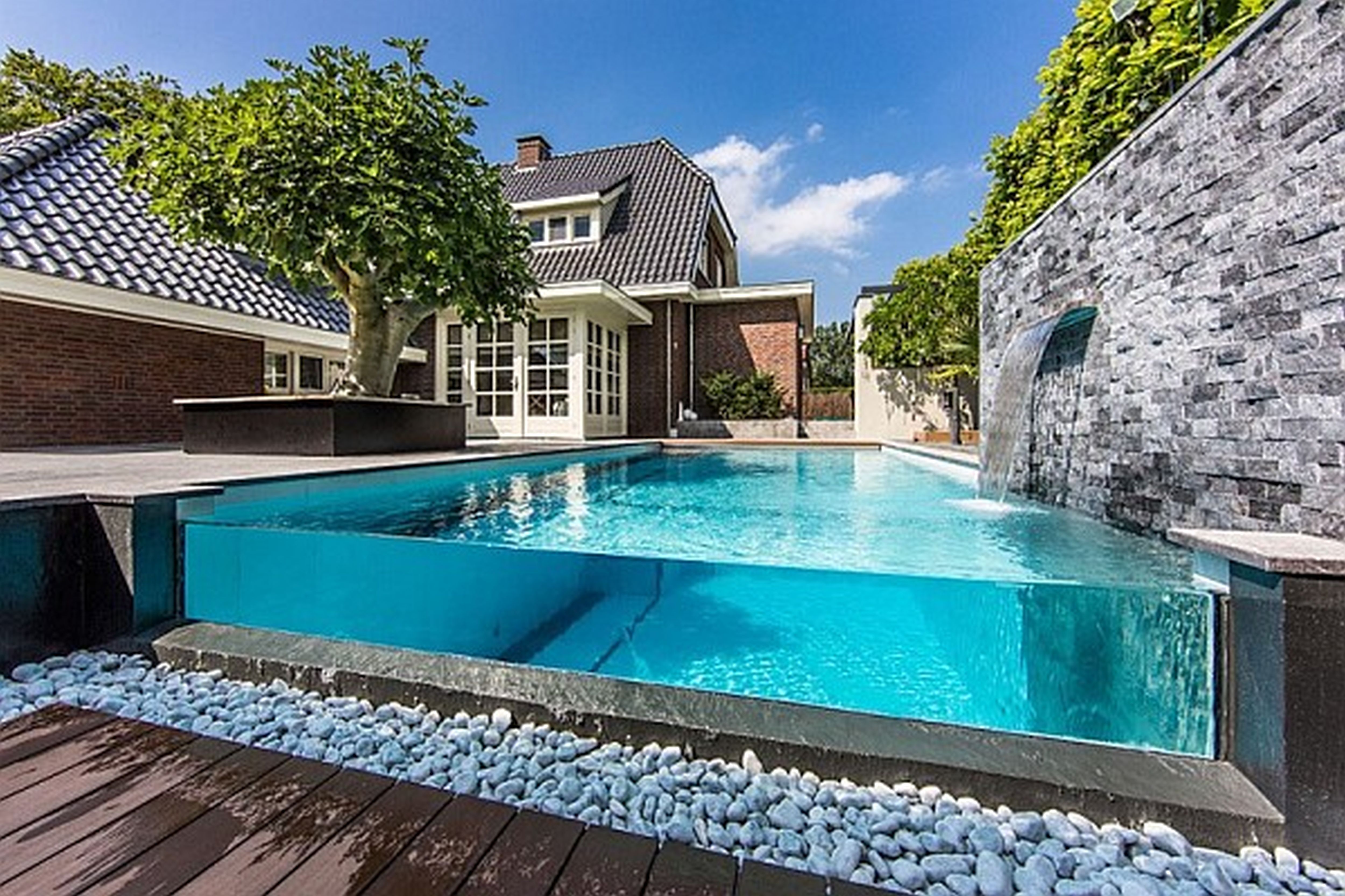 Отель с уличным бассейном. Красивый бассейн. Красивый бассейн в доме. Дизайнерский дом с бассейном. Бассейн во дворе.