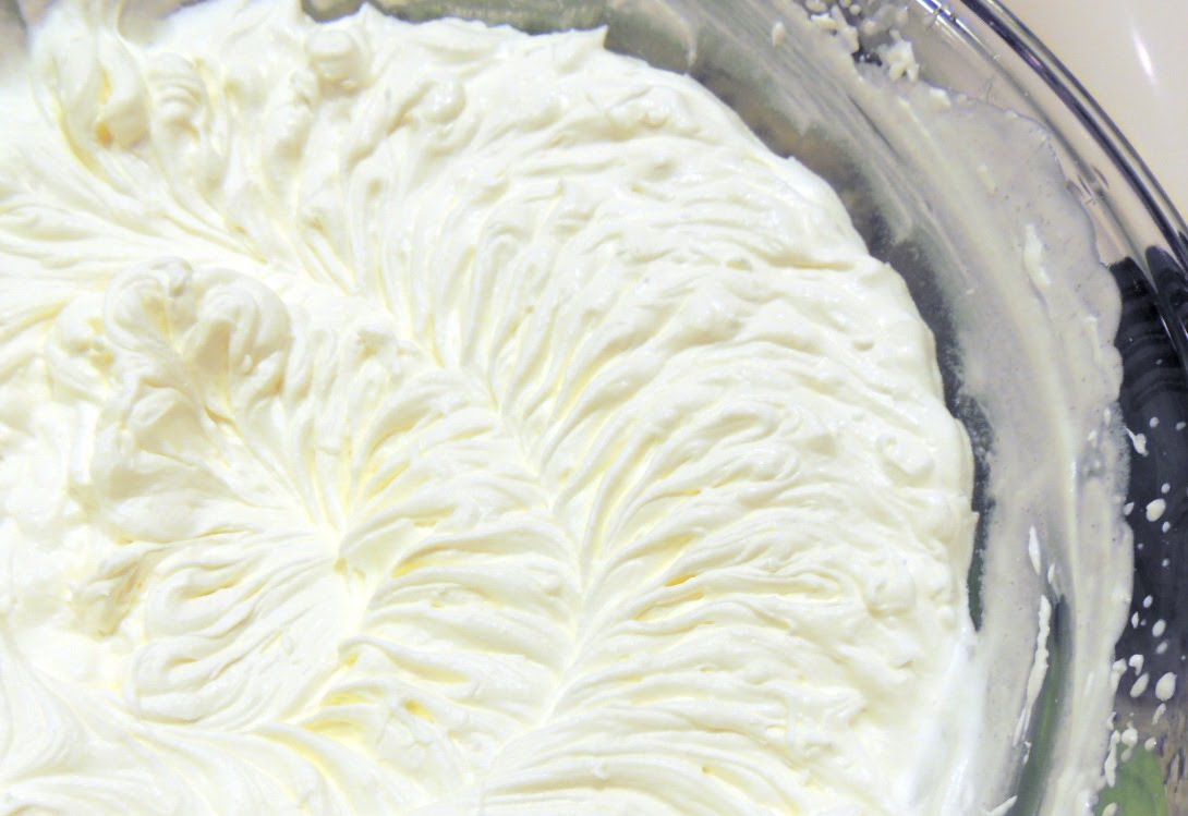 Бисквитный торт с кремом из сливок и сливочного сыра рецепт с фото в домашних условиях