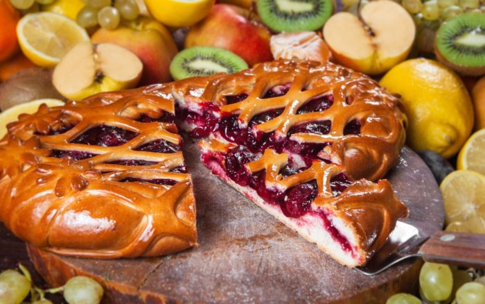 pirog-vishnevyi-frukty-grushi-vinograd