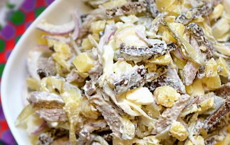 postnyj-salat-s-fasolyu-i-suharikami