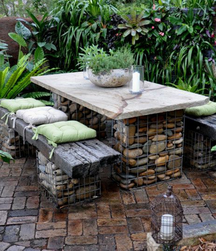 rustikale-gartenmobel-holzbank-polster-dekorative-steine-marmor-tischplatte-kerzen
