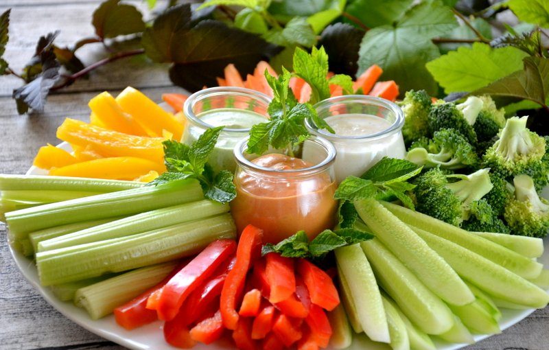 talerz-warzywnych-przekasek-z-trzema-dipami