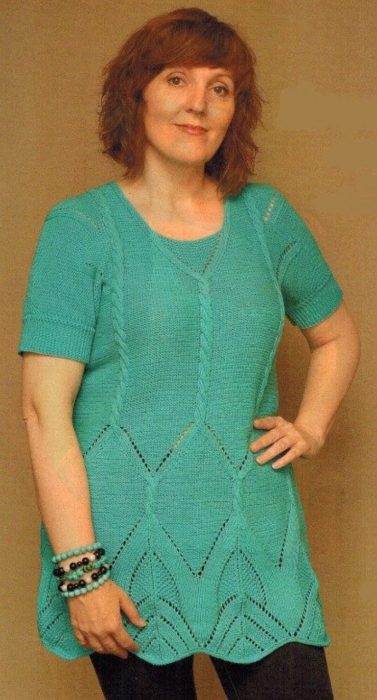 vyazanaya-tunika-spicami-dlya-polnyx-dam-768x1427