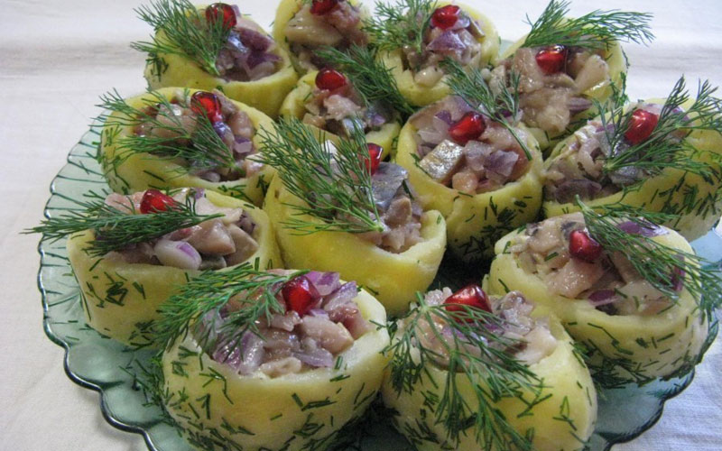 zakuska-seledka-v-kartoshke