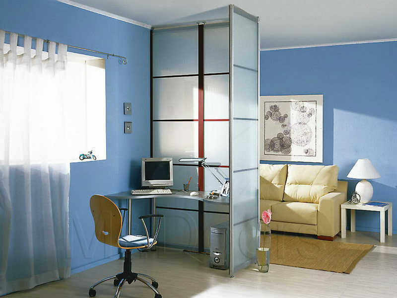 zonirovanie-komnaty-steklyannymi-panelyami