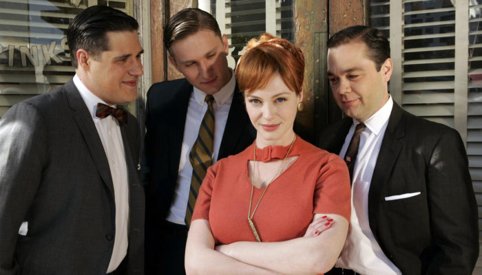 MAD MEN / LADIES ROOM MAD MEN / CE QUE VEULENT LES FEMMES SAISON 1 / EPISODE 2 RICH SOMMER AARON STATON CHRISTINA HENDRICKS