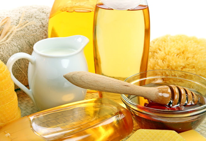 maski-dlya-volos-s-repejnym-maslom-i-medom