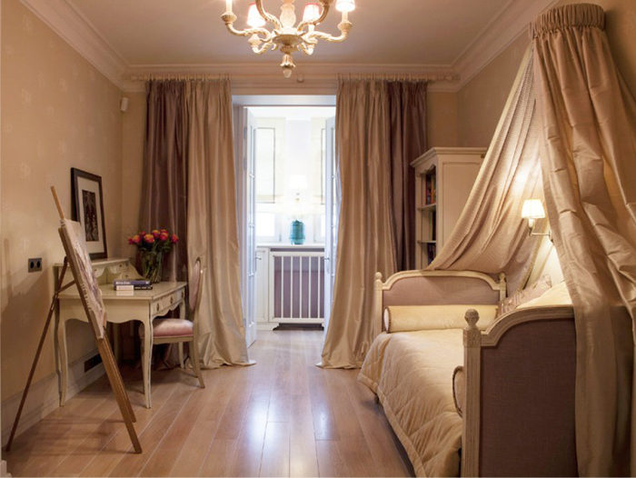 molbert-v-interere-komnaty-devochki