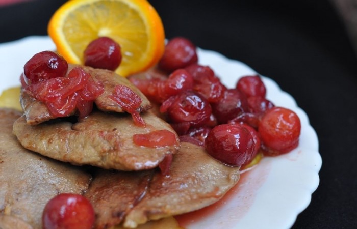 pechen-krolika-s-karamelizirovannymi-yablokami-i-sousom-chatni