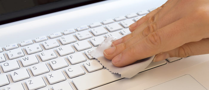 pochistit-klaviaturu-na-noutbuke