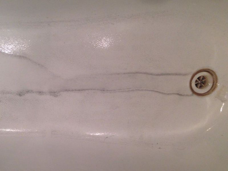 Налет от воды в ванной. Известковый налет на ванне. Пятна ржавчины на ванной. Серый налет на ванне. Очистка ванны от ржавчины.