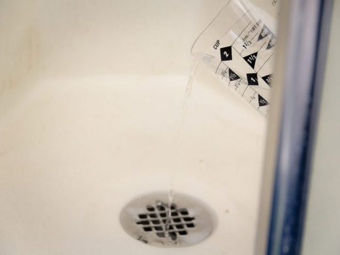 cleaning-tiles-and-grout