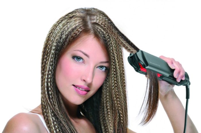 devushka-gofriruet-volosy