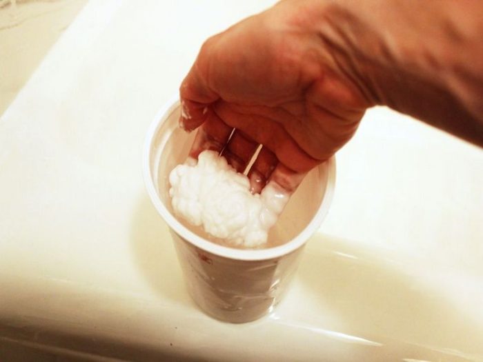 how-to-clean-bathtub-mix-baking-soda-and-water