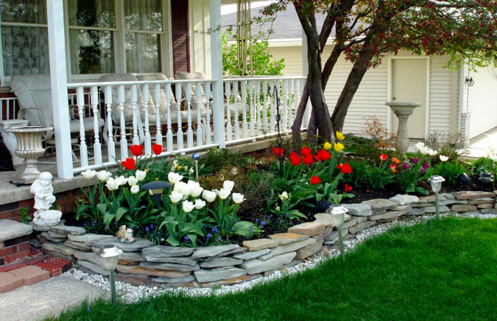 Примеры оформления клумб и цветников перед домом фото