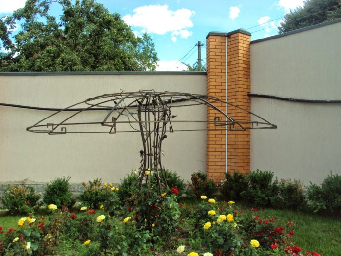 opory-dlya-pletistyx-roz-svoimi-rukami-2