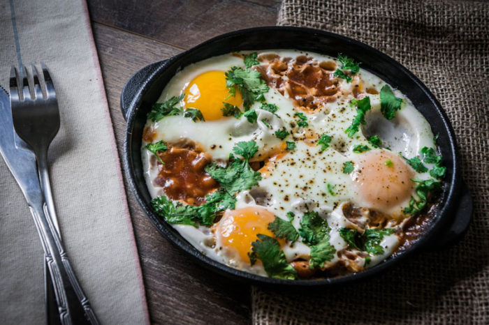 yaichnica-s-fasolyu-v-tomatnom-souse