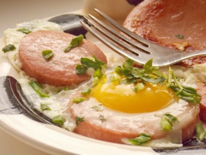 yaichnitsa-s-kolbasoy-foto