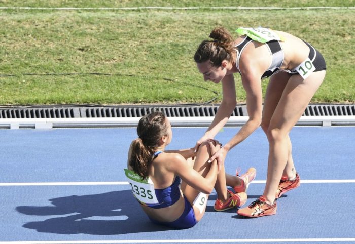 2016 Rio Olympics - Athletics - Preliminary - Women's 5000m Round 1 - Olympic Stadium - Rio de Janeiro, Brazil - 16/08/2016. Nikki Hamblin (NZL) of New Zealand stops to help Abbey D'Agostino (USA) of USA. REUTERS/Dylan Martinez FOR EDITORIAL USE ONLY. NOT FOR SALE FOR MARKETING OR ADVERTISING CAMPAIGNS.