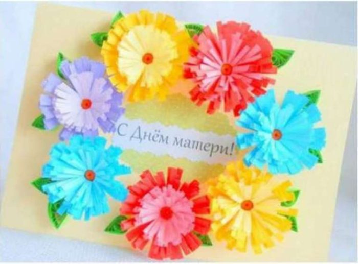 21-podelka-mame-na-den-materi-svoimi-rukami-iz-cvetnoi-bumagi-i-kartona-1