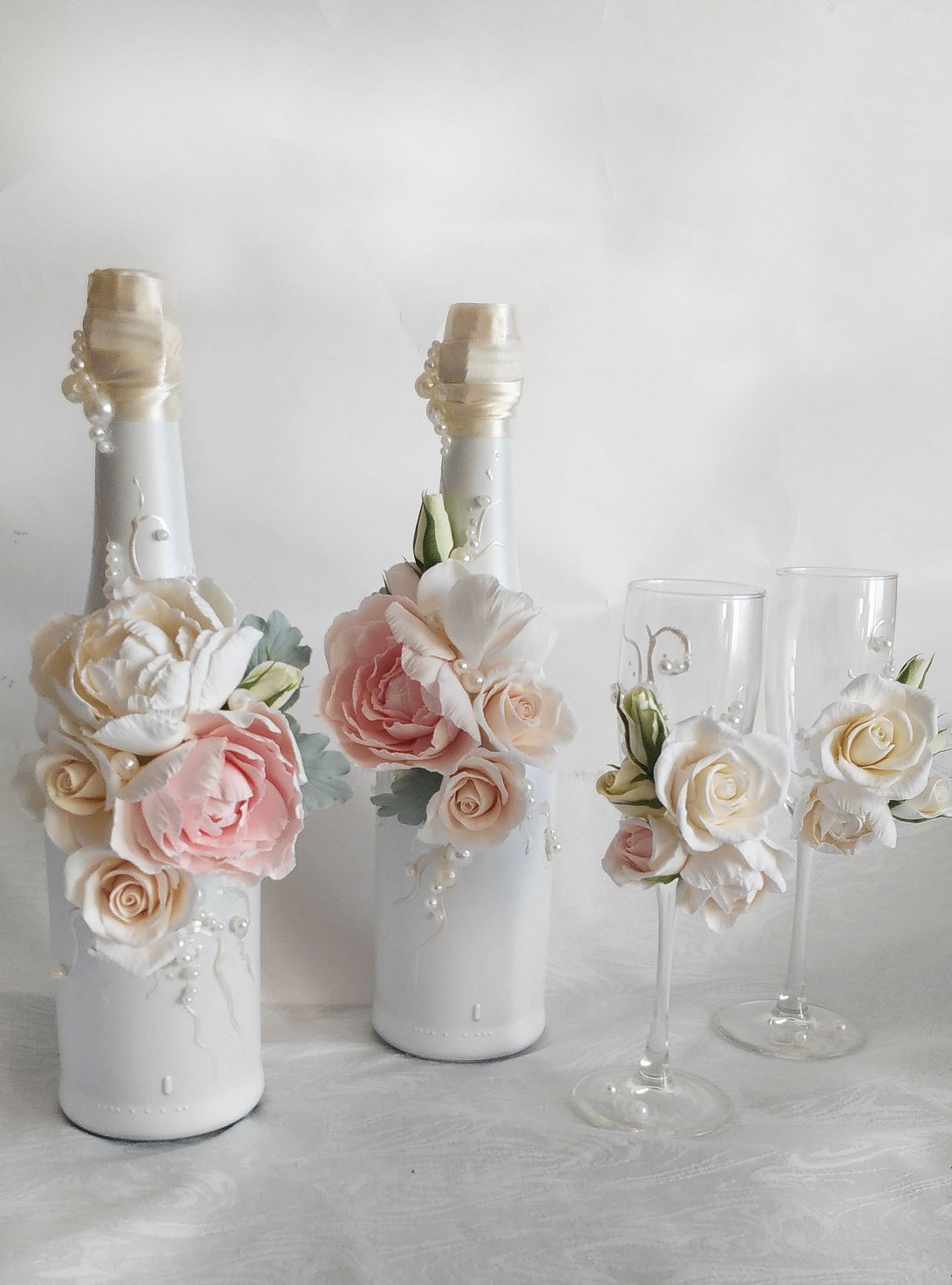 Бутылки и бокалы на свадьбу