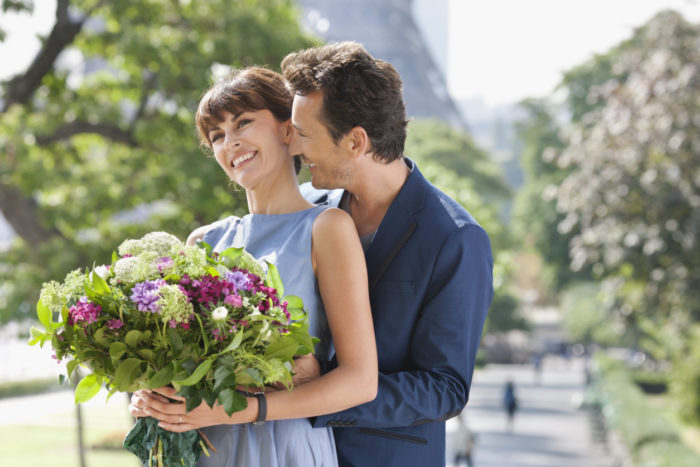 Romantic couple with the Eiffel Tower in the background, Paris, Ile-de-France, France