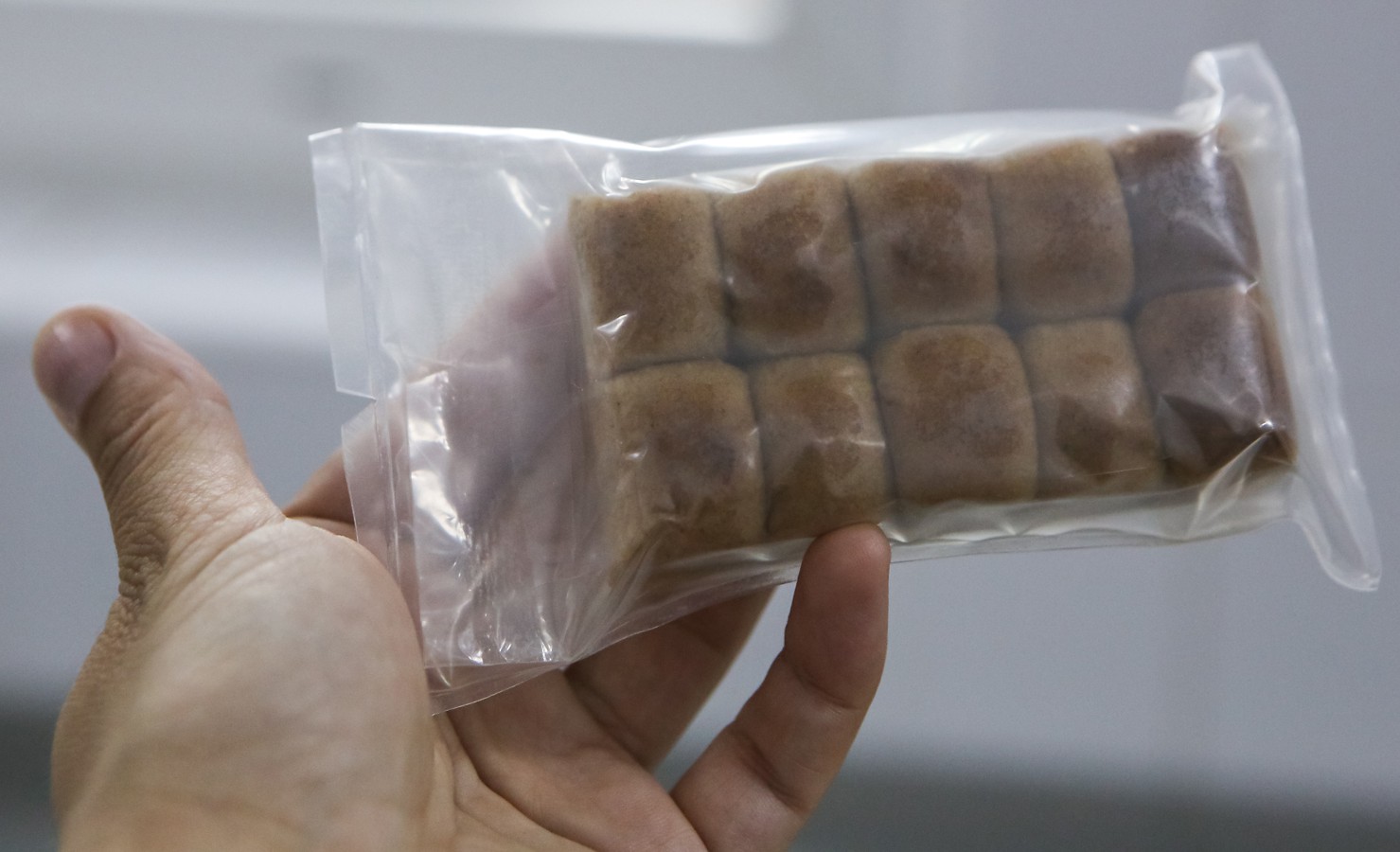 Хороша вакуумная упаковка не только тем, что сохраняет продукты свежими, но и тем, что позволяет сохранить цвет, запах и вкус первоначальным, не давая запахам других продуктов проникать внутрь упаковки.