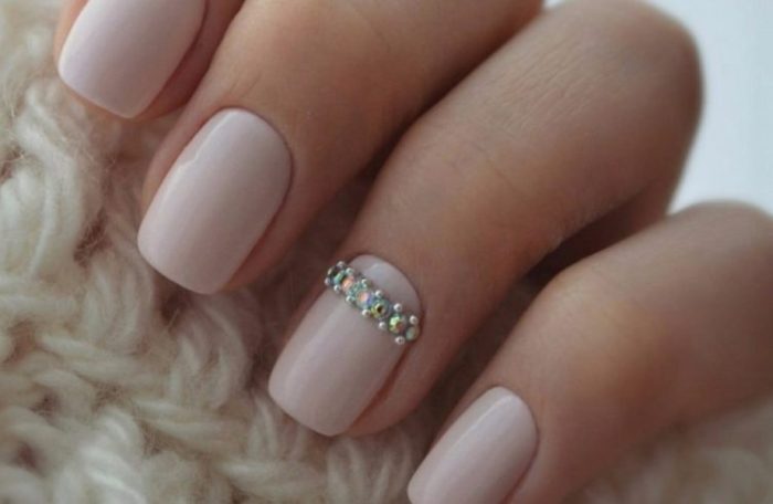 bezhevyj-manikyur-gel-lakom-1-752x490