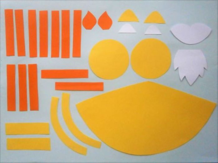 foto3_vyrezhem_detali_lva_iz_cvetnoy_bumagi