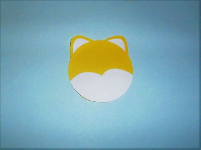 foto8_prikleim_ushi_k_golove_lva