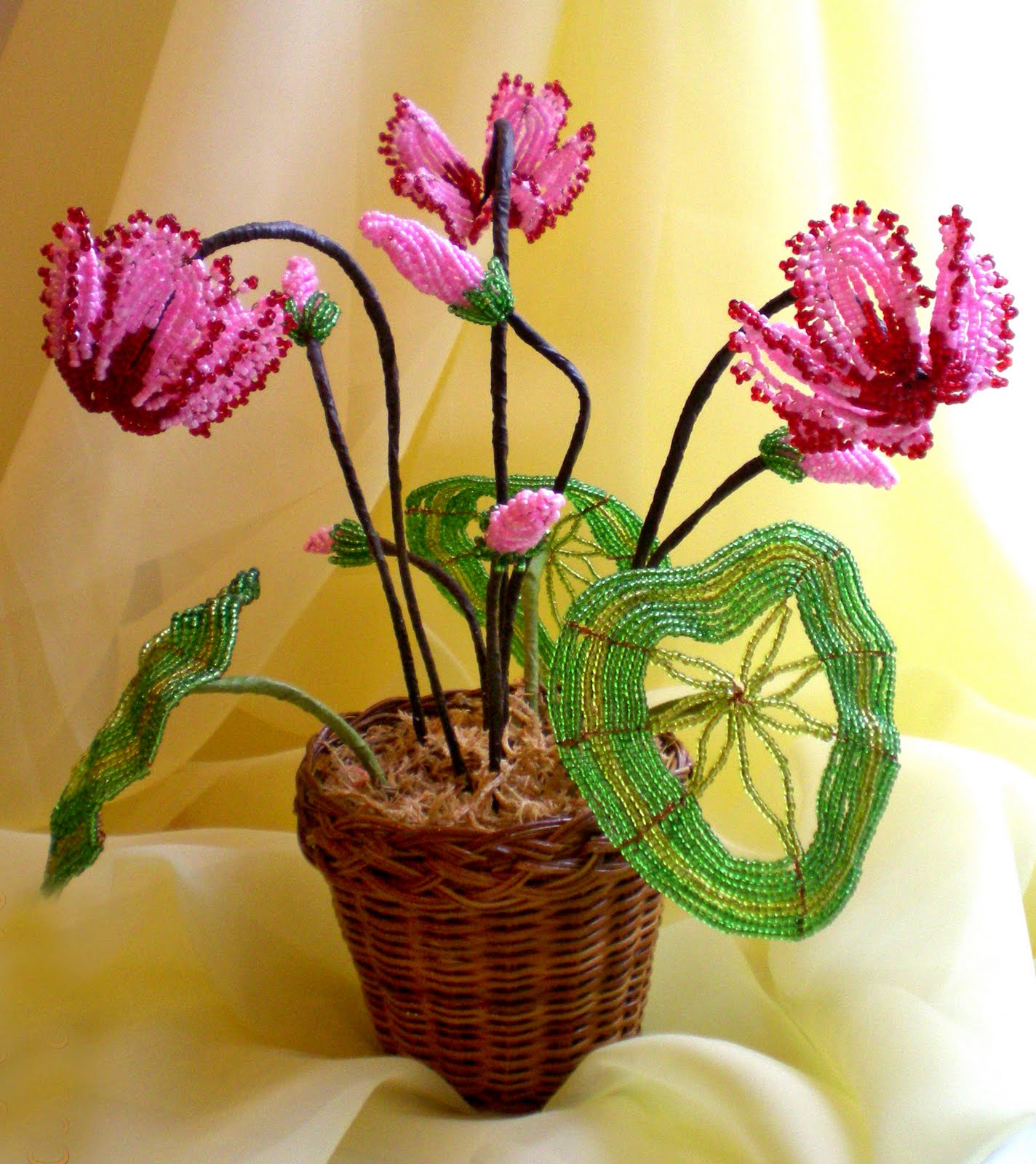 shema-pleteniya-tsvetov-iz-bisera-v-malenkih-gorshochkah