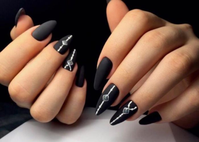 ultramodnyj-chernyj-dizajn-nogtej-3