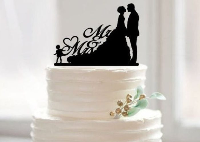zhenih-i-nevesta-tort-topper-s-detmi-mr-mrs-tort-botvorezy-dlya-svadby-silueta-sovremennogo-svadebnye