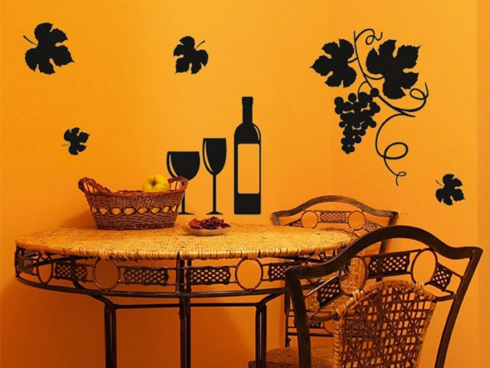 dekorirovanie-steny-cherez-trafaret