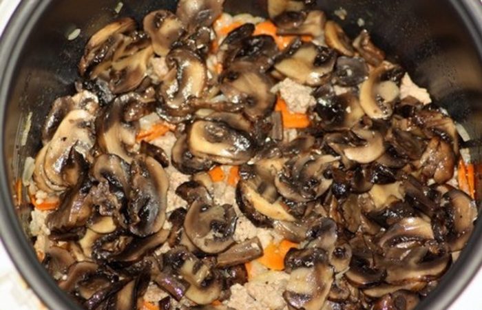 grechnevaya-kasha-s-gribami-i-myasom-v-multivarke